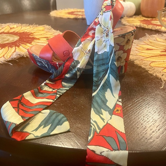 Born Wedges in Red all Leather.  They size 6 - Picture 3 of 7